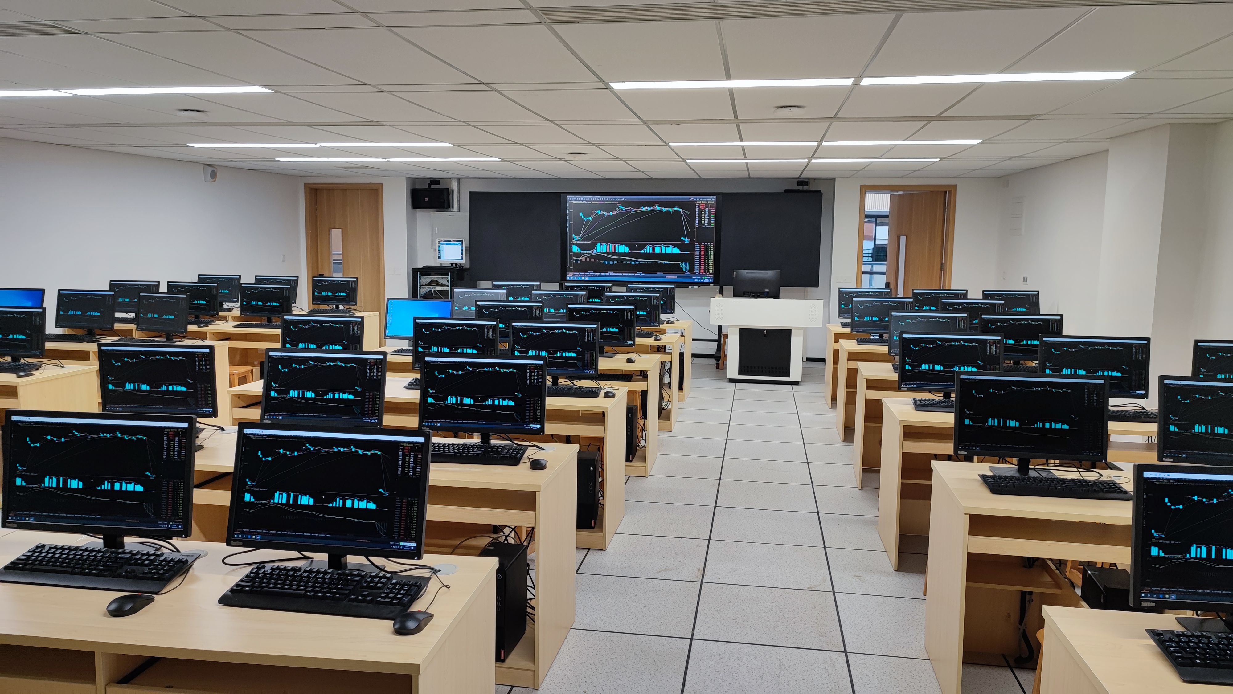 27.经济学院数字金融实训室.jpg