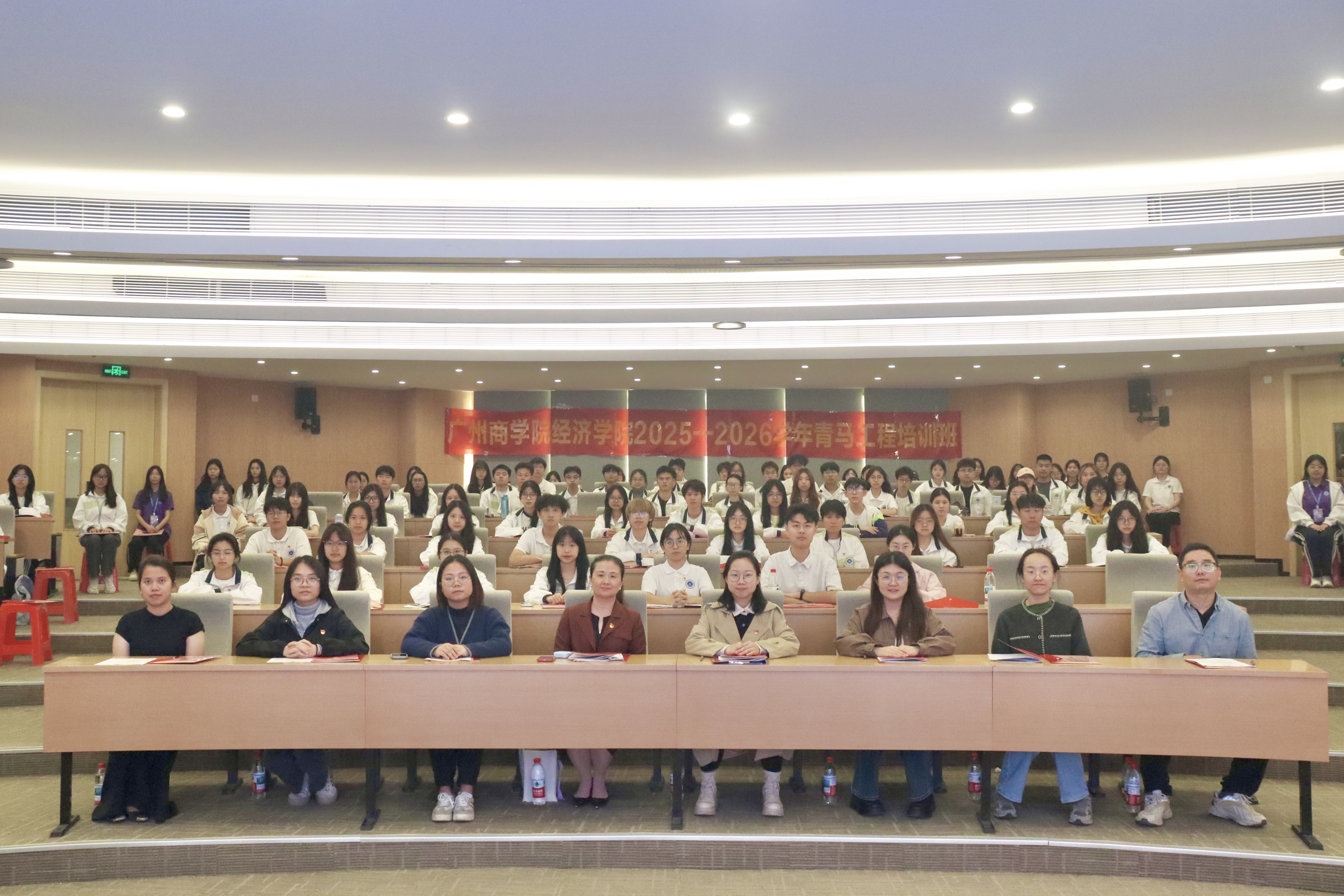 图5 合影留念.jpg