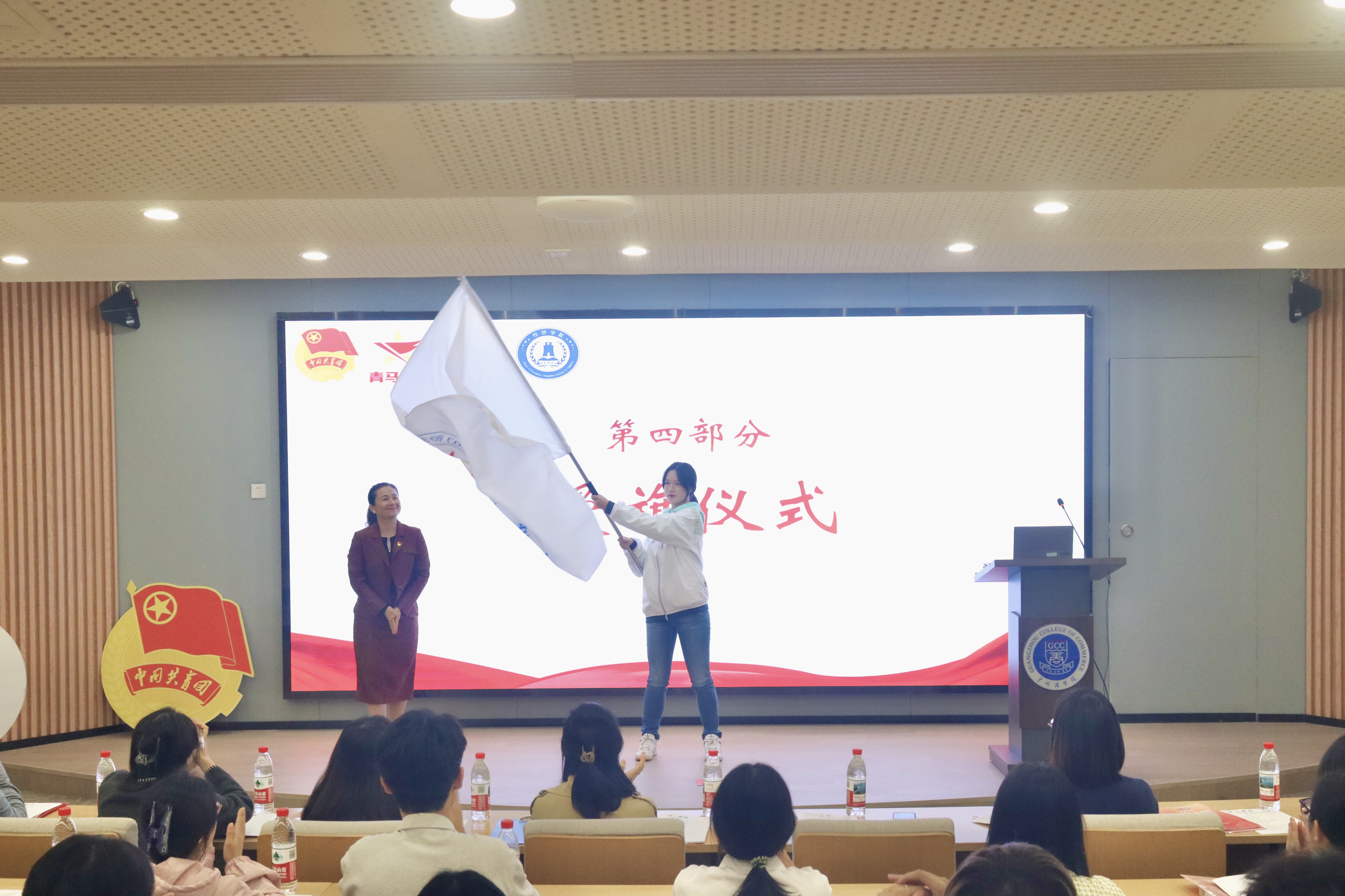 图3 授旗仪式.jpg